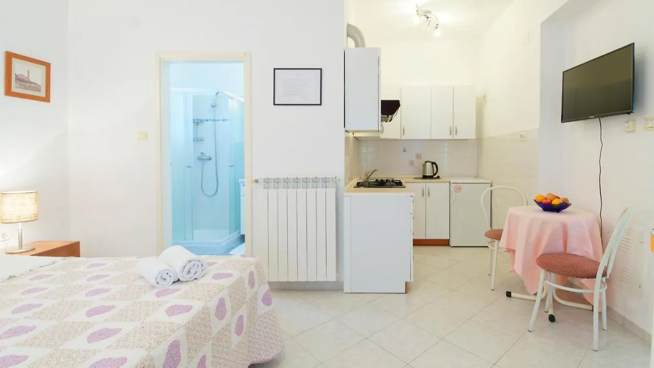 Apartments Susie By Rent Istria ウマグ 0*,