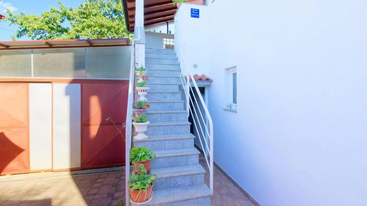 Apartments Susie By Rent Istria ウマグ